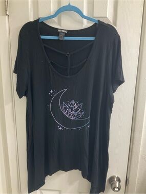 Hot Topic Black Women's Moon & Crystal Graphic Short Sleeve Top